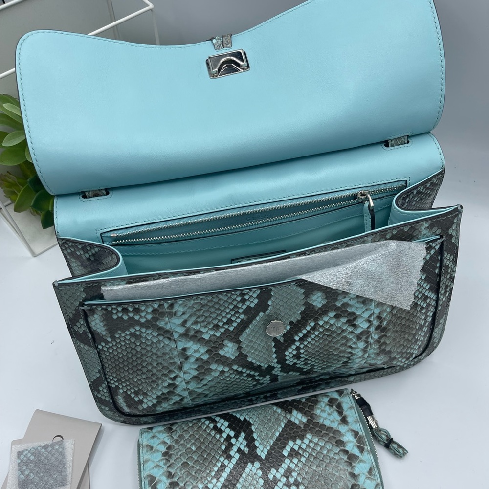 Authentic Gucci Limited Addition - image 3